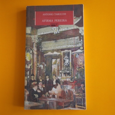 Livro 'Afirma Pereira' de Antonio Tabucchi com capa ilustrada e fundo amarelo