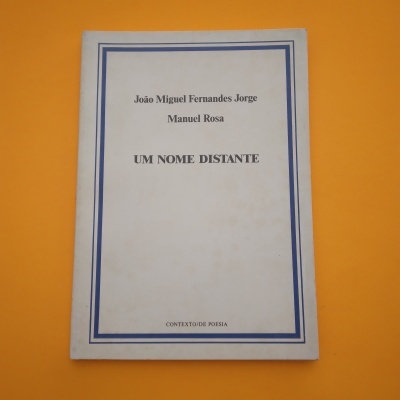 Livro 'UM NOME DISTANTE' de João Miguel Fernandes Jorge e Manuel Rosa com capa branca sobre fundo laranja