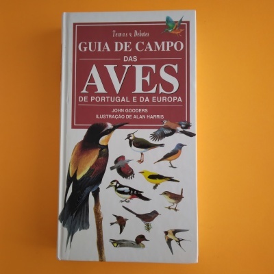 Capa de livro com ilustrações de várias aves e texto em português