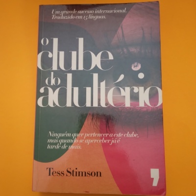 Livro 'O clube do adultério' de Tess Stimson com fundo colorido e rosto em close