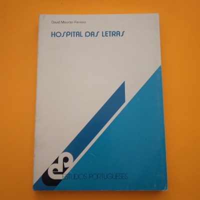 Livro branco e azul com texto Hospital das Letras sobre fundo laranja