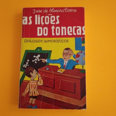 Capa de livro colorida com criança e professor numa sala de aula