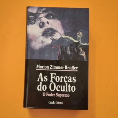 Livro As Forças do Oculto de Marion Zimmer Bradley com capa preta e ilustração