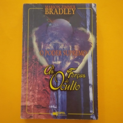 Livro 'O PODER SUPREMO As Forças do Oculto' de Marion Zimmer Bradley com capa escura e fundo amarelo.