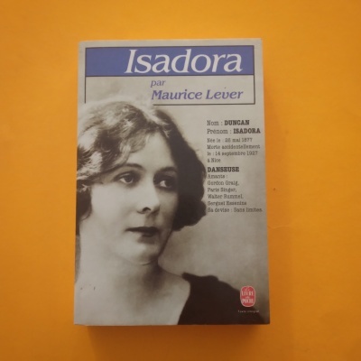 Capa do livro Isadora por Maurice Lever com fotografia a preto e branco de mulher