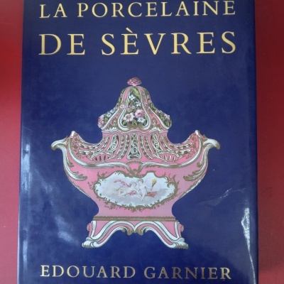 Capa de livro azul com vaso decorativo e texto LA PORCELAINE DE SÈVRES EDOUARD GARNIER