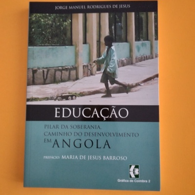 Capa de livro azul com foto de menino a caminhar numa rua