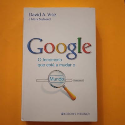 Capa de livro 'Google O fenómeno que está a mudar o Mundo' sobre fundo laranja