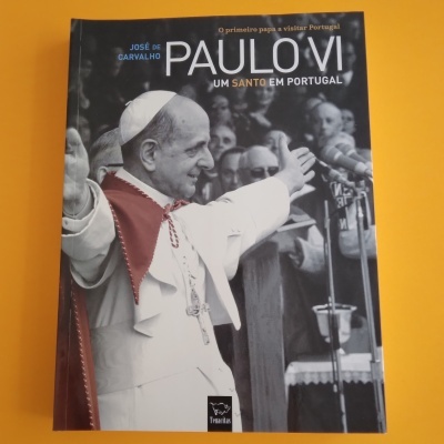 Capa de livro sobre Paulo VI com imagem do papa e texto em português.