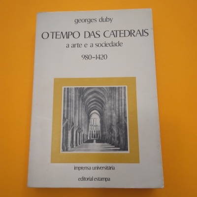 Capa de livro branca com título 'O TEMPO DAS CATEDRAIS' e foto de interior de catedral.