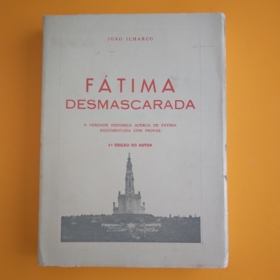 Livro 'FÁTIMA DESMASCARADA' de João Ilharco, capa branca com texto vermelho e imagem do santuário