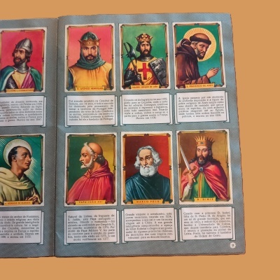 Página de álbum ilustrado com figuras históricas e textos em português sobre fundo azul pontilhado