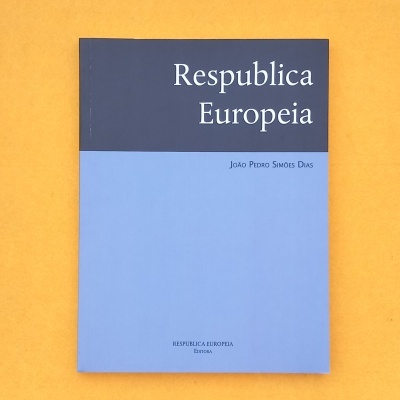 Livro 'Respublica Europeia' com capa azul em fundo laranja