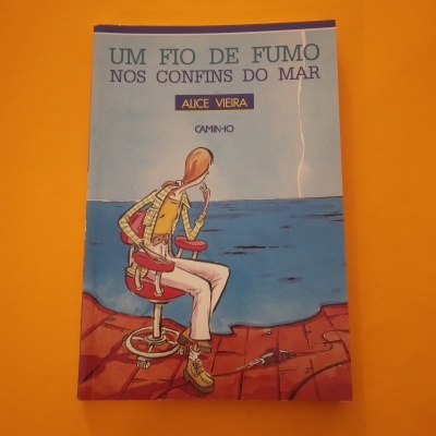 Capa de livro com ilustração de pessoa sentada numa cadeira frente ao mar e texto UM FIO DE FUMO NOS CONFINES DO MAR ALICE VIEIRA CAMINHO