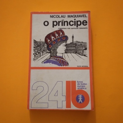 Livro 'O Príncipe' de Nicolau Maquiavel com ilustração na capa em fundo laranja