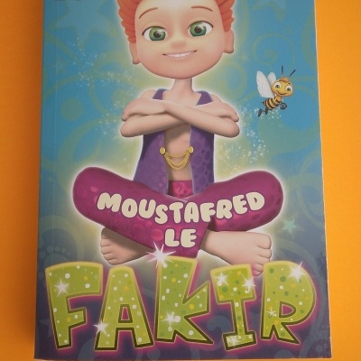 Caixa de brinquedo com personagem animado e texto Moustafred le Fakir
