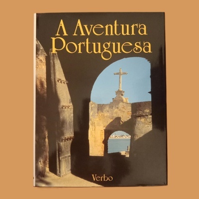 Capa de livro A Aventura Portuguesa com imagem de parede de pedra e céu