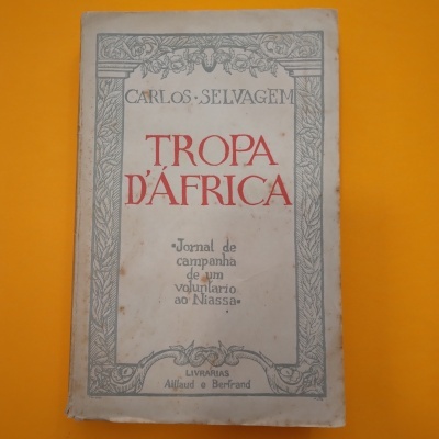 Livro 'Tropa d'África' de Carlos Selvagem com capa branca e texto vermelho e preto