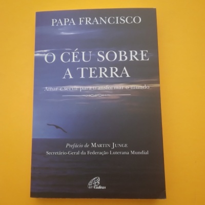 Capa do livro 'O Céu Sobre A Terra' de Papa Francisco com fundo azul e texto branco