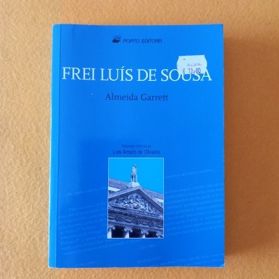 Livro FREI LUÍS DE SOUSA de Almeida Garrett com capa azul e selo de preço.