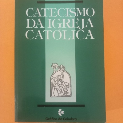 Capa de livro verde com título 'CATECISMO DA IGREJA CATÓLICA' e ilustração religiosa central
