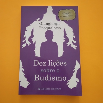 Livro 'Dez lições sobre o Budismo' capa roxa e branca