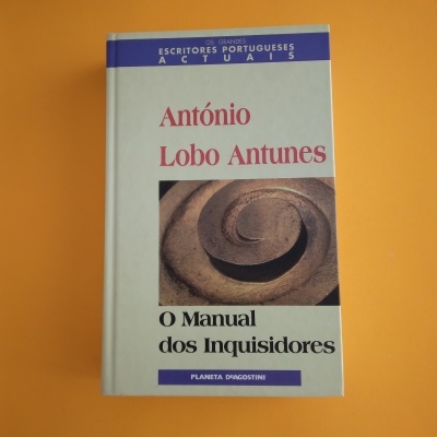 Capa do livro O Manual dos Inquisidores de António Lobo Antunes com fundo branco e espiral