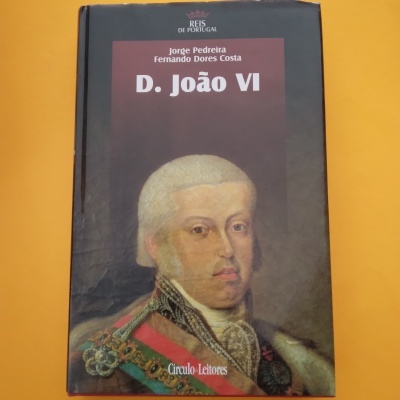 Livro D. João VI com capa castanha e retrato histórico de homem em uniforme militar.
