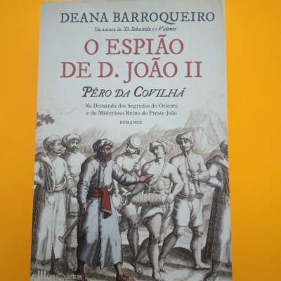 Capa do livro 'O Espião de D. João II - Pêro da Covilhã' com ilustração histórica