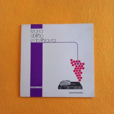 Capa de livro com título 'teoria, ato e da Palavra', fundo branco e roxo, ilustração de uvas vermelhas e livro, sobre fundo laranja