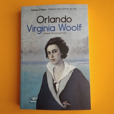 Capa de livro 'Orlando Virginia Woolf' com pintura de mulher e fundo azul