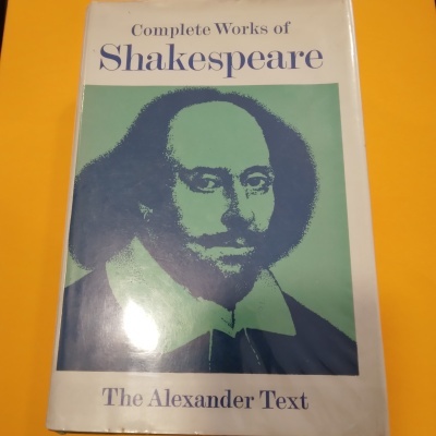 Capa do livro 'Complete Works of Shakespeare' com imagem estilizada de Shakespeare