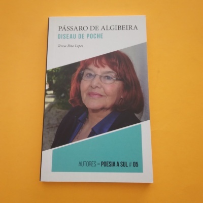 Capa de livro com título PÁSSARO DE ALGIBEIRA OISEAU DE POCHE e foto de mulher com cabelo vermelho e óculos
