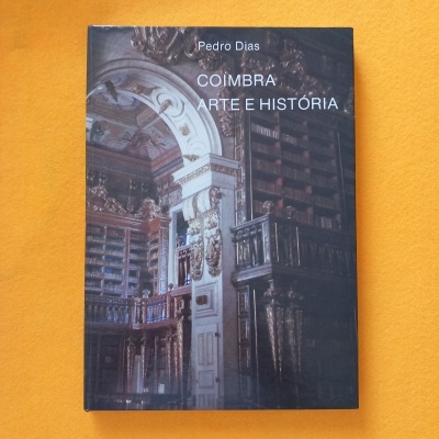 Livro 'Coimbra Arte e História' de Pedro Dias com capa ilustrada por uma biblioteca antiga, sobre fundo amarelo.