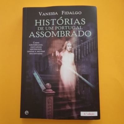 Capa do livro 'Histórias de um Portugal Assombrado' de Vanessa Fidalgo com imagem de fantasma numa escadaria