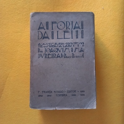 Capa de livro antigo com texto em português