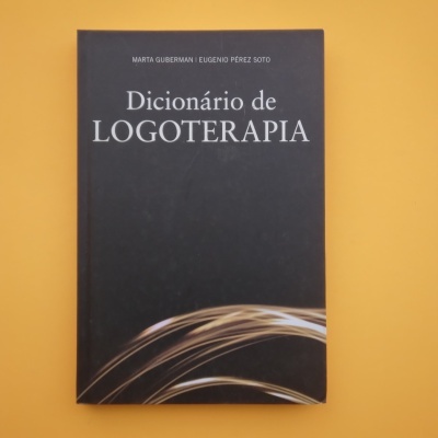 Livro 'Dicionário de Logoterapia' com capa preta e linhas douradas sobre fundo amarelo