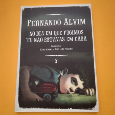 Capa de livro preto com ilustração de rapaz e carrinho, texto branco