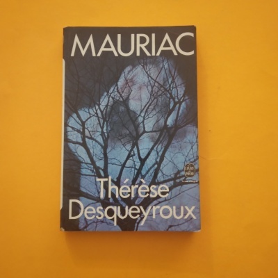 Capa de livro 'Thérèse Desqueyroux' de MAURIAC com uma árvore e rosto feminino em fundo azul e preto.