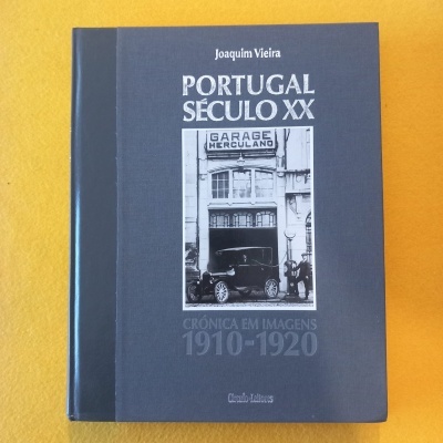 Livro com capa cinza, texto branco e cinza, foto a preto e branco de carro antigo e posto de gasolina.