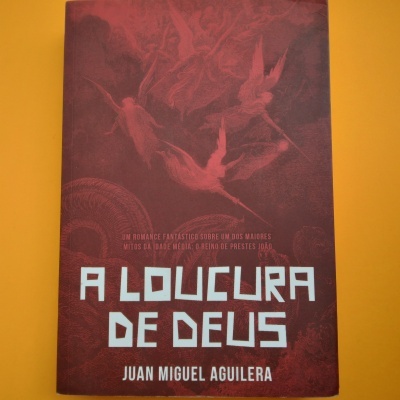 Capa de livro vermelha com título A LOUCURA DE DEUS e autor Juan Miguel Aguilera