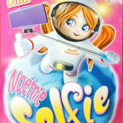 Capa de livro infantil com astronauta a tirar selfie no espaço.