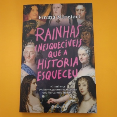 Capa de livro com retratos de mulheres históricas e título em rosa e branco.