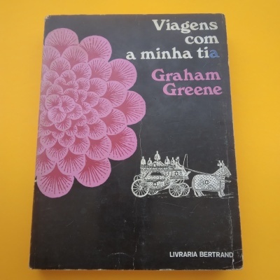 Capa de livro 'Viagens com a minha tia' de Graham Greene com ilustrações e texto colorido.