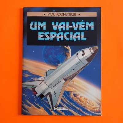 Capa de livro 'Vou Construir Um Vai-Vém Espacial' com ilustração de um vaivém espacial no espaço