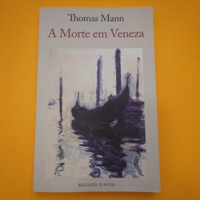 Capa do livro 'A Morte em Veneza' de Thomas Mann com imagem de gôndola na água.