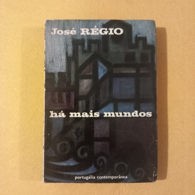 Capa de livro há mais mundos de José Régio com ilustração abstrata em tons de azul e preto