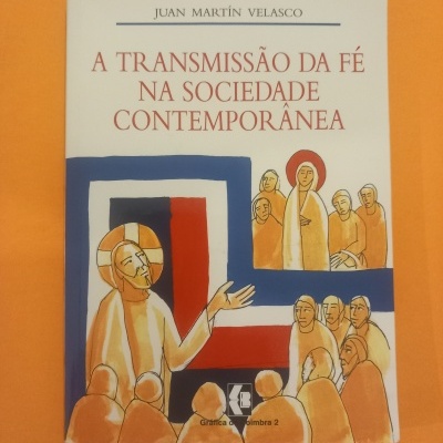 Capa de livro com título e ilustração de figuras humanas em tons quentes