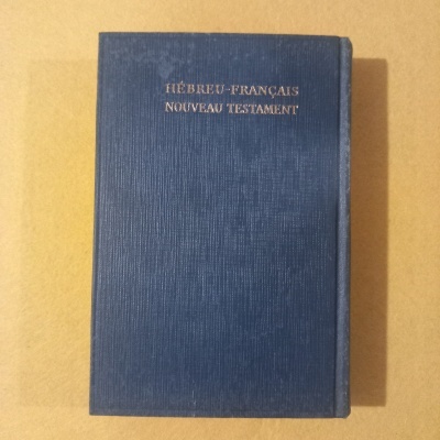 Livro azul com título Hébreu-Français Nouveau Testament