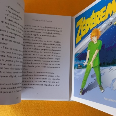 Livro aberto com texto em francês e capa ilustrada de personagem e texto ZEDEREM